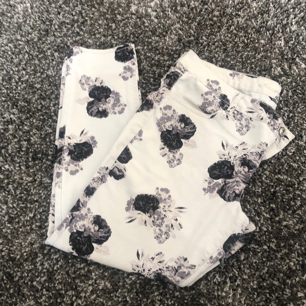 🌟American Eagle Floral Jeans🌟